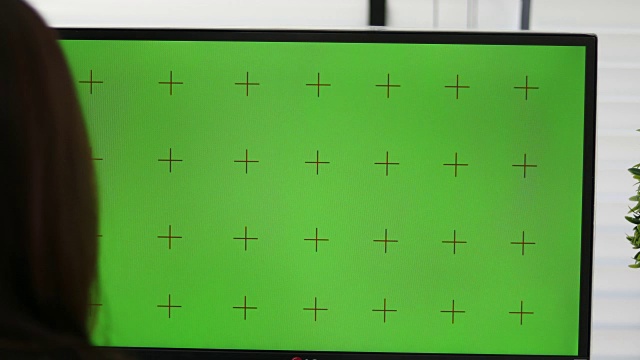 4K:商务人士使用带有色度键的电脑视频下载