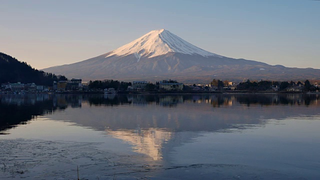 日本山梨县，日出时，富士山在川口湖上的倒影视频素材