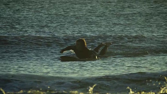 冲浪者在海浪上视频下载