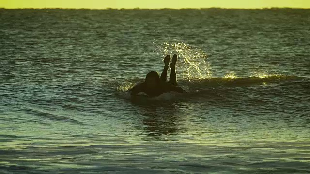 冲浪者在海浪上视频下载