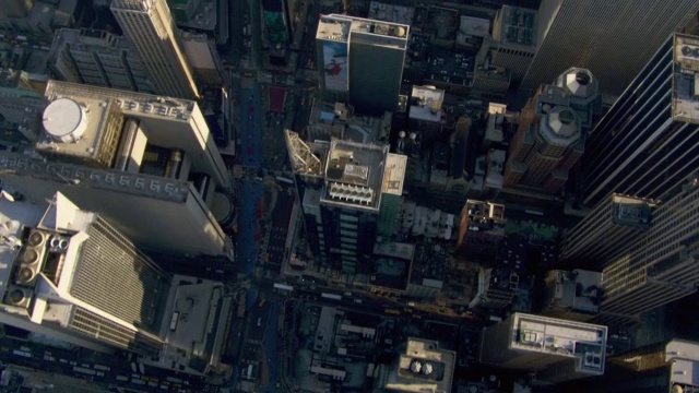 纽约摩天大楼底部的车流。视频下载