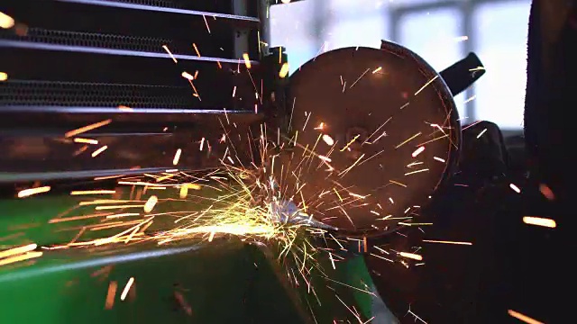 工人用圆锯打磨金属结构视频下载