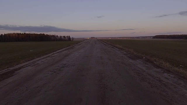 鸟瞰图的乡村道路在松树林视频下载