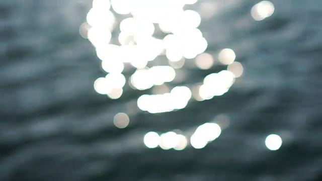 阳光在水面闪闪发光的长镜头视频下载