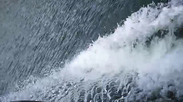 水从左舷溅起的向前跟踪镜头视频下载