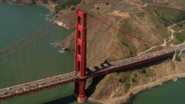 交通通过金门大桥穿过旧金山湾。视频素材