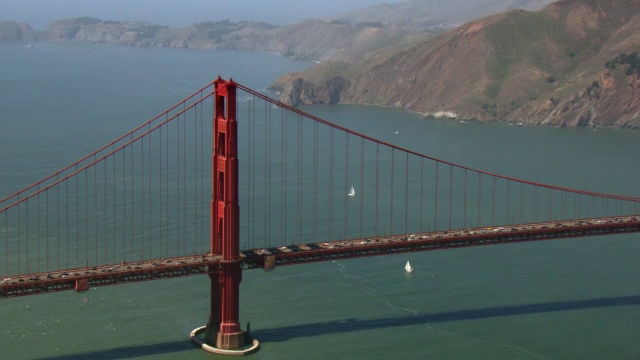 帆船在金门大桥附近的旧金山湾航行。视频素材