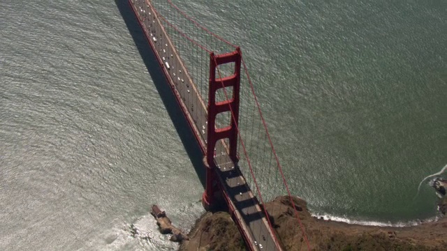 交通沿着金门大桥靠近一端的加州海岸移动。视频下载