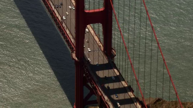 金门大桥上的交通是双向的。视频素材