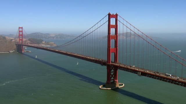 金门大桥横跨旧金山湾。视频素材