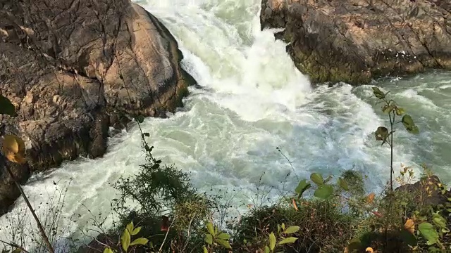 水从岩石上喷涌而过的特写镜头视频下载
