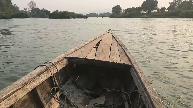 从一艘木制出租船的船头向前追踪视频素材