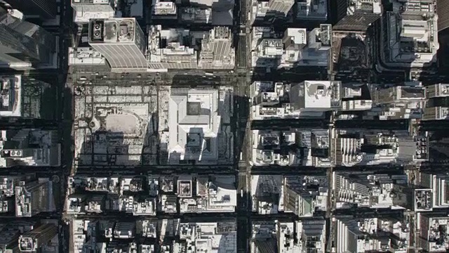 曼哈顿街道和布赖恩特公园与雪的广角鸟瞰图视频素材