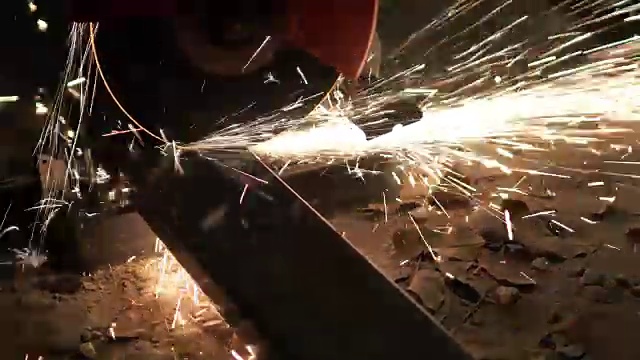 用磨床用火花切割金属棒视频下载
