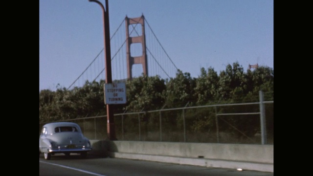汽车POV行驶在高速公路与金门大桥的背景/旧金山，加利福尼亚州，美国视频素材