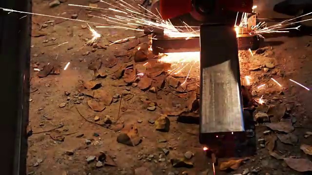 用磨床用火花切割金属棒视频下载