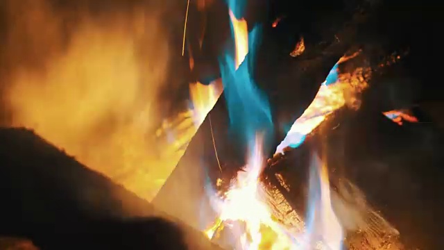 近距离拍摄的蓝色火焰燃烧的柴火视频下载