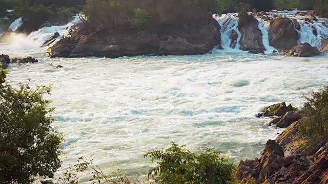 快速流动的瀑布的平移镜头视频下载