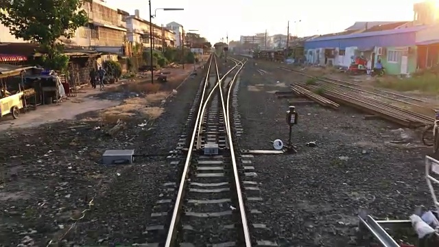 火车经过城市时，铁轨的向后镜头视频下载