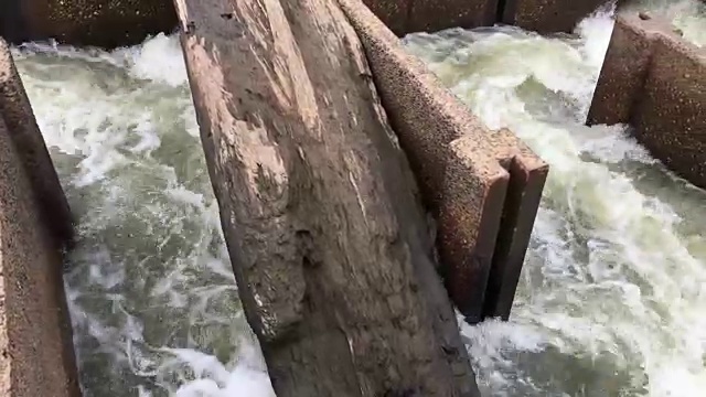 追踪平底锅拍摄的水冲进鱼梯视频下载