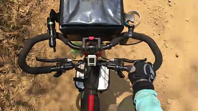 从骑自行车者的视角在乡村道路上向前追踪视频下载