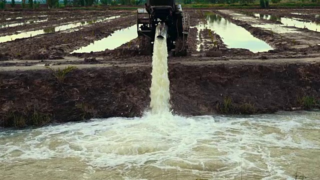 SLO长镜头一灌水，将水抽到田地里视频下载