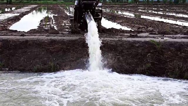 SLO MO倾斜向下的水灌溉泵水到田地视频下载