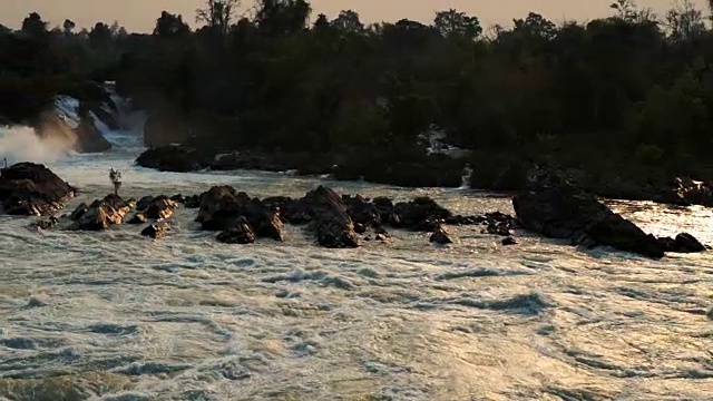 SLO MO PAN在日落时拍摄了一个美丽的大瀑布视频下载