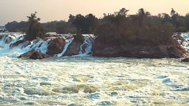 SLO MO PAN在日落时拍摄了一个美丽的大瀑布视频下载