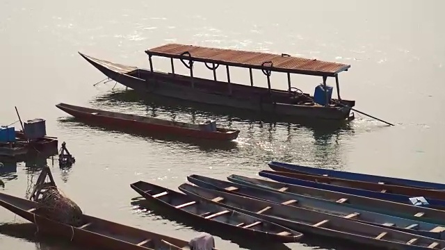 PAN在船坞拍摄的木制出租车视频下载