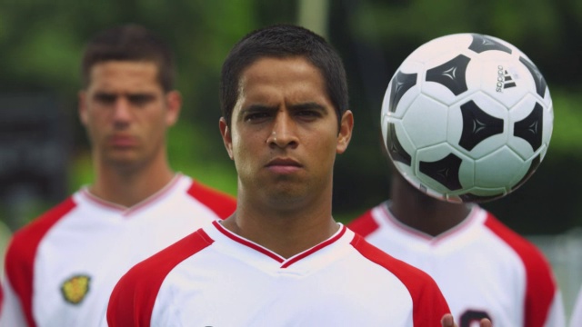 一名足球运动员用手掷球，而他的队员站在他身后。视频素材