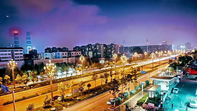 中国昆明夜晚的柏油路和现代城市天际线视频下载