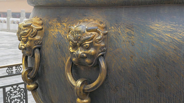 青铜狮头柄缸在紫禁城，北京，中国视频素材