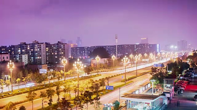 中国昆明夜晚的柏油路和现代城市天际线视频下载