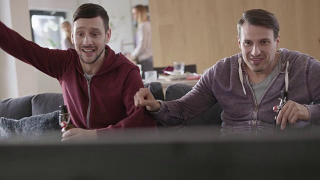 两个男性朋友在看足球比赛，庆祝进球视频下载