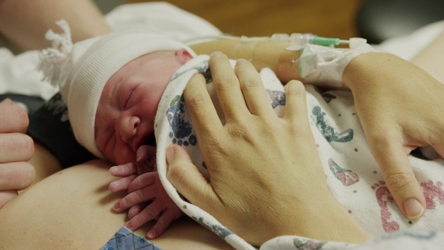 近高角度拍摄的父母覆盖新生儿的毯子/米德维尔，犹他州，美国视频下载