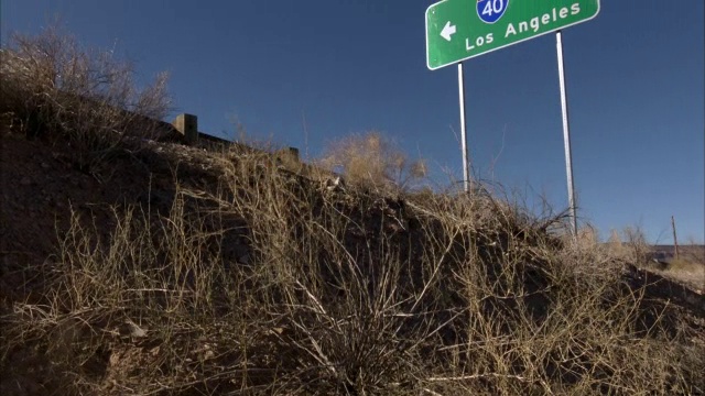 加州高速公路上的路牌上写着洛杉矶西40号州际公路。视频素材