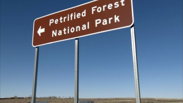 亚利桑那州的一块指示牌指向石化森林国家公园。视频素材