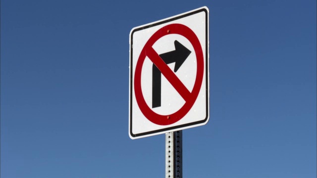一个“禁止右转”的标志在亚利桑那沙漠升起。视频素材