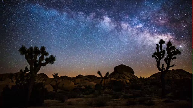 银河系在沙漠中的时间流逝视频素材