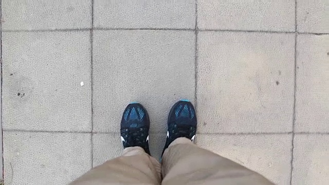 男人在公园里跑步，出发时看脚。视频下载