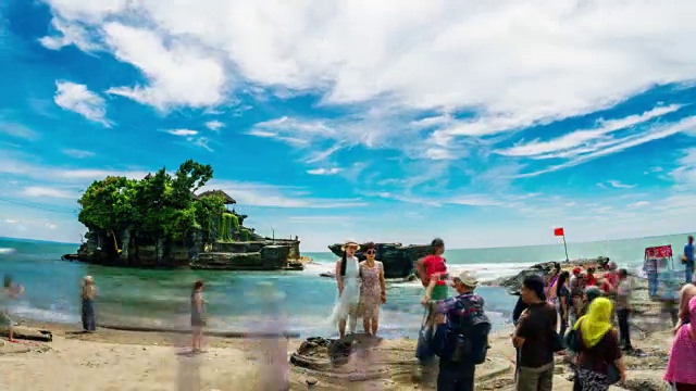 游客参观印尼巴厘岛的塔纳Lot寺庙视频素材