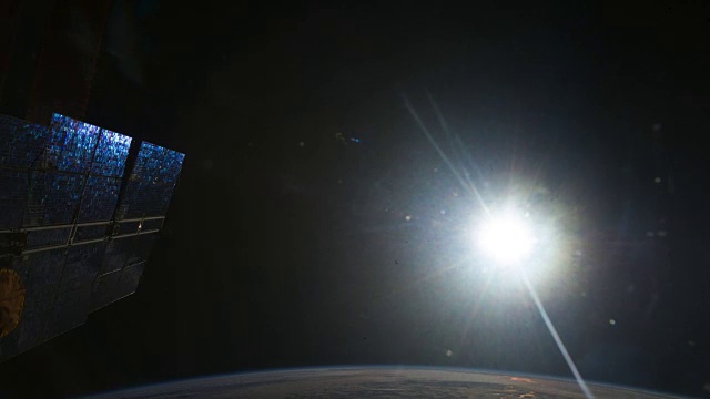 国际空间站，行星地球图，在画面中有恒定的太阳。空间或宇宙的时间流逝视频素材