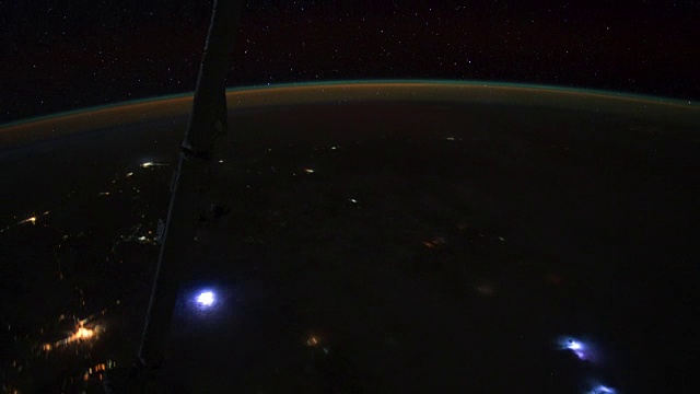 国际空间站在地球上空:从乌干达到桑给巴尔岛的闪电风暴。太空探索视频素材