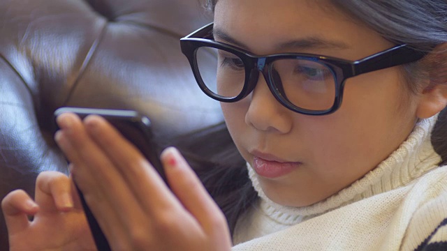 日本女孩使用智能手机。视频下载