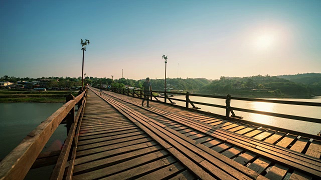 泰国北碧府Sangklaburi区河上的木桥(孟桥)。视频下载