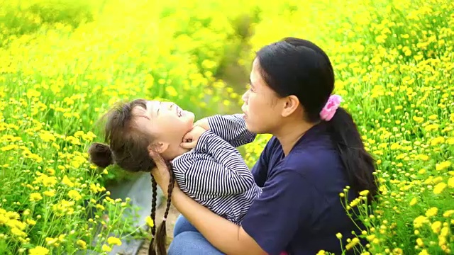 母亲和女儿在花地里视频素材