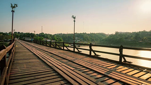 泰国北碧府Sangklaburi区河上的木桥(孟桥)。视频下载