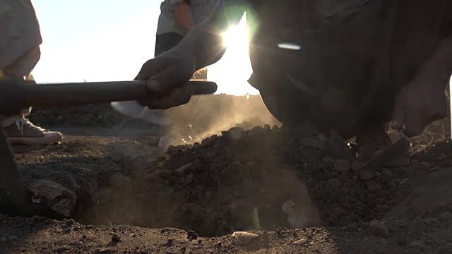 低角度拍摄的男子在挖掘土在戈克利山丘考古遗址，土耳其。视频下载