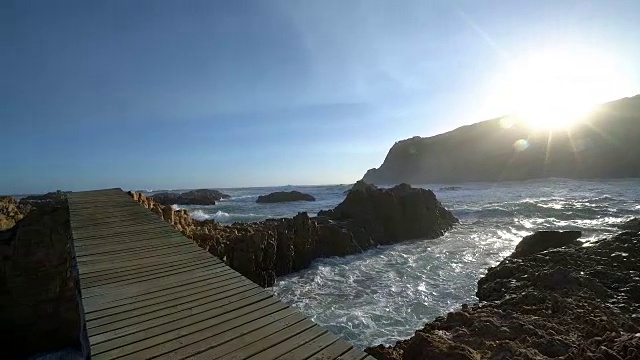 南非尼斯纳岬角上波涛汹涌的大海视频下载